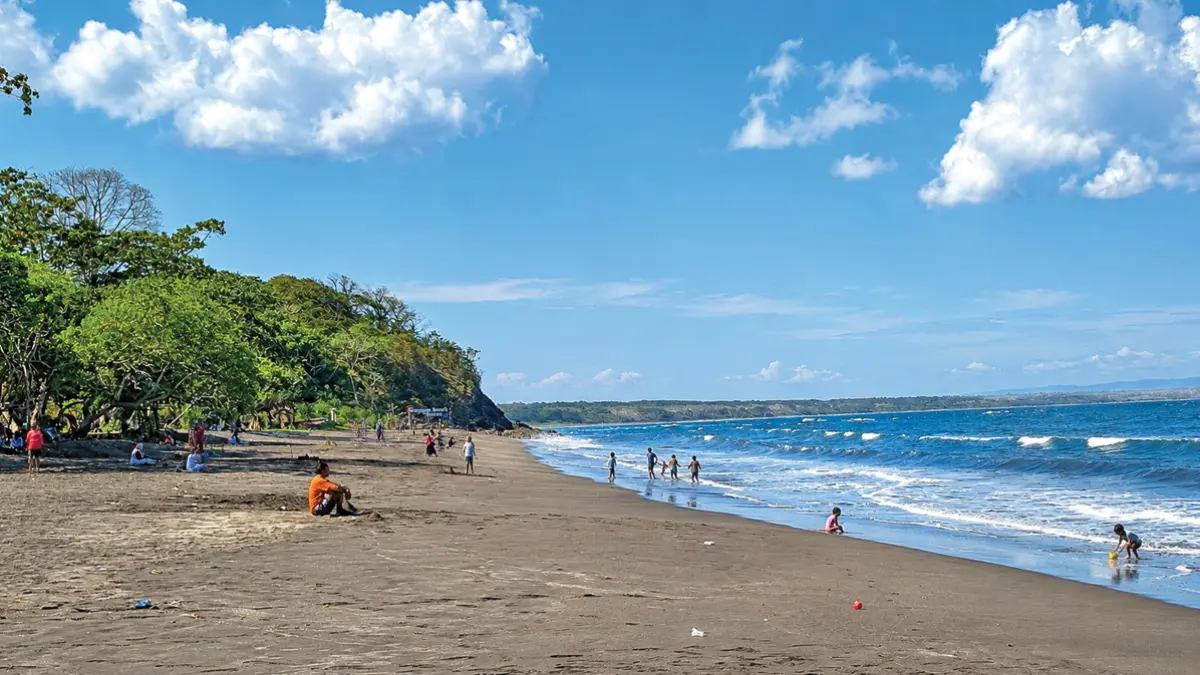 RAMAI: Wisatawan menikmati momen libur panjang sekolah di Pantai Grajagan, Minggu (5/7). (Zamrozi Wahyu/Radar Banyuwangi)