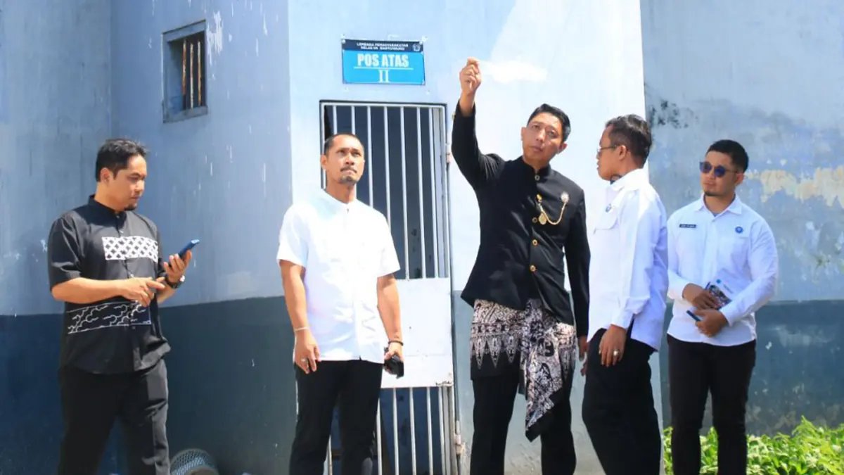Solichin dan jajaran bersama Kepala BNNK Banyuwangi Kombespol Rachmat Kurniawan meninjau berbagai sudut Lapas Banyuwangi beberapa hari lalu. (BNNK for Radar Banyuwangi)