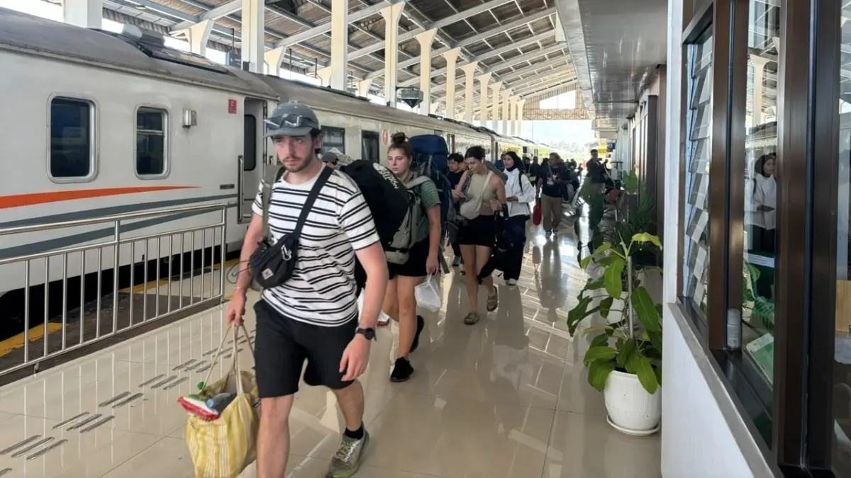Turis asing naik kereta api di Stasiun Ketapang, Banyuwangi, Jawa Timur. (KAI)