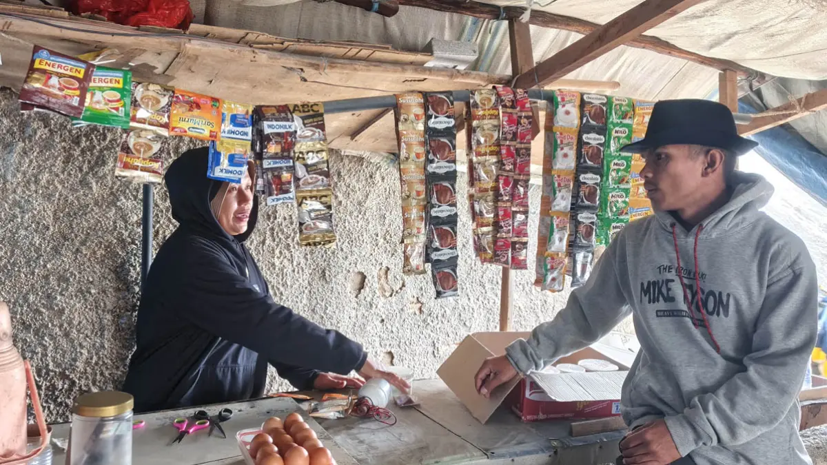 Bu Angga saat melayani pembeli di Pos 6 dekat kawah Ijen. (Ksatria Raya/Radar Banyuwangi)