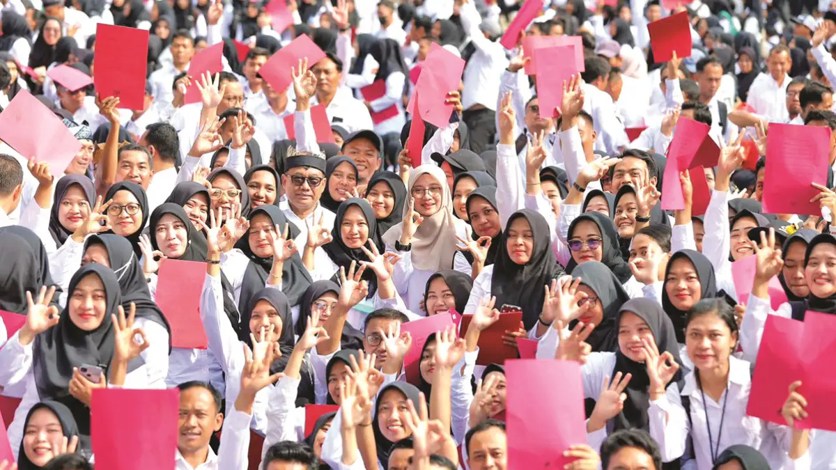 Bupati Ipuk Fiestiandani dan Wabup Mujiono bersama ribuan honorer penerima SK PPPK Paro Waktu di GOR Tawang Alun Banyuwangi pada 28 Desember 2025 lalu. (Ramada Kusuma/Radar Banyuwangi)
