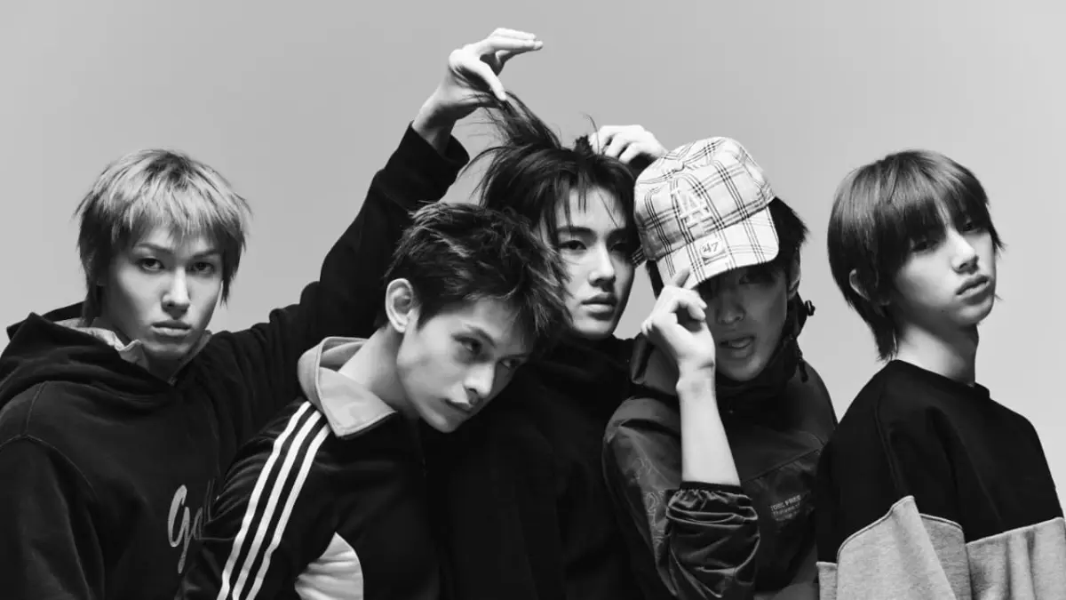 Concept photo untuk album Greengreen, menampilkan kelima anggota CORTIS dalam gaya monokrom yang kasual dan edgy dengan sentuhan streetwear. (Weverse)