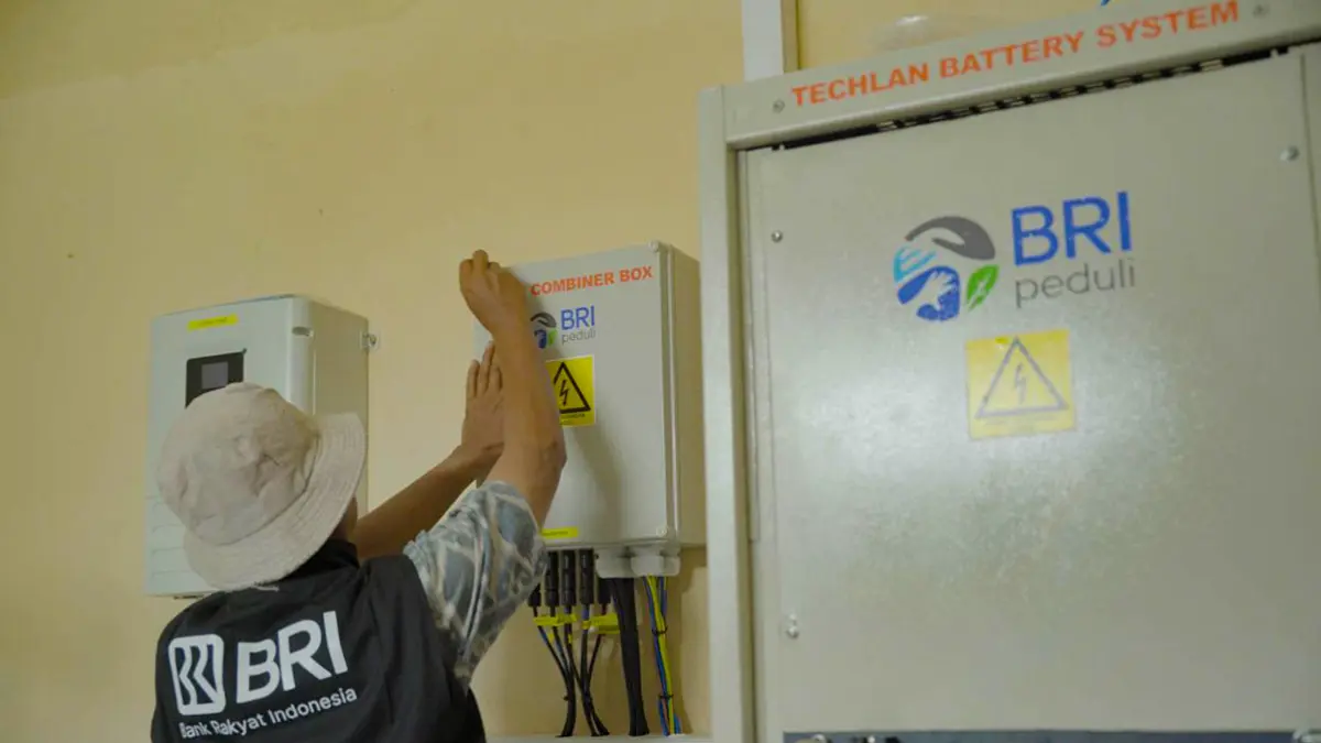Desa Bojong Kini Lebih Terang, BRI Bangun PLTS Berbasis Energi Surya. (foto: BRI)