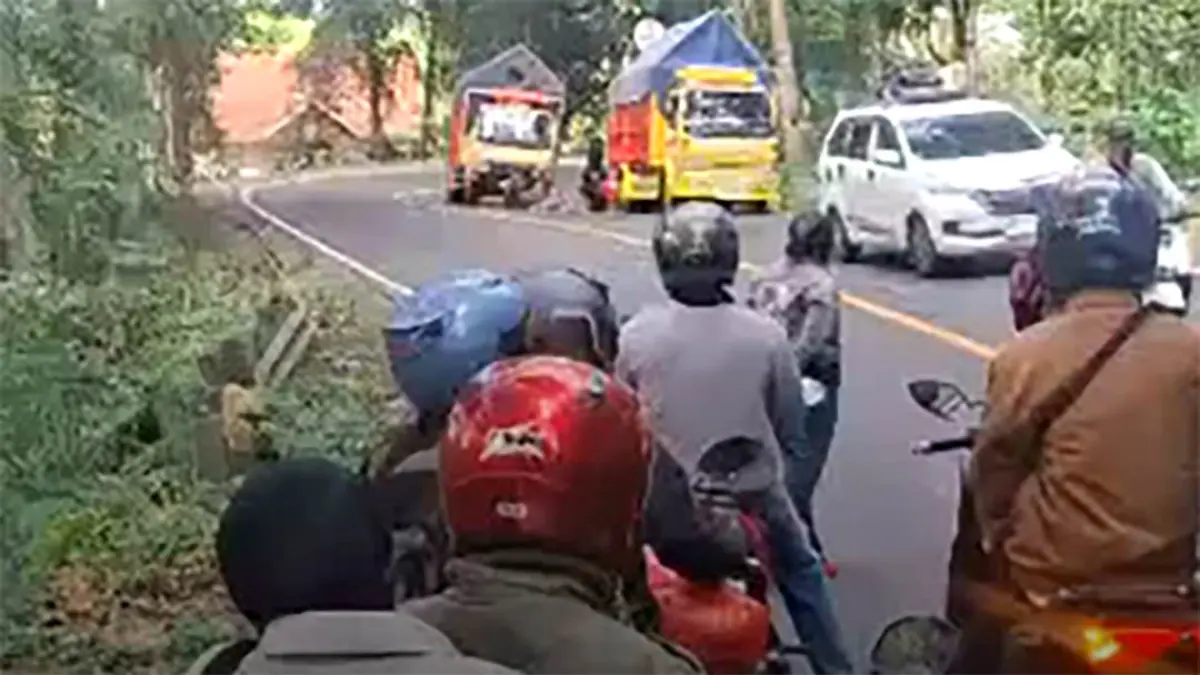 Jalur Gumitir Macet Pagi Ini, Truk Mogok Picu Antrean Kendaraan. (Tangkapan Layar Video Netizen)