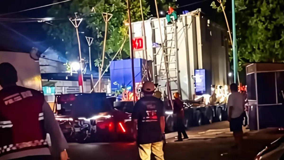 Kendaraan bermuatan trafo melintas di jalan raya Lingkungan Brak, Kelurahan Kalipuro, Senin dini hari (6/7). (Alfiyah for Radar Banyuwangi)