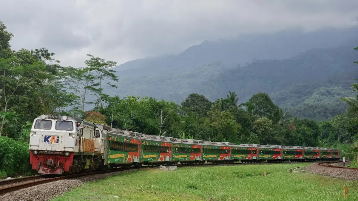 Lebih dari 232 juta pelanggan memanfaatkan layanan kereta bersubsidi KAI Group selama Semester I 2026. (Antara)