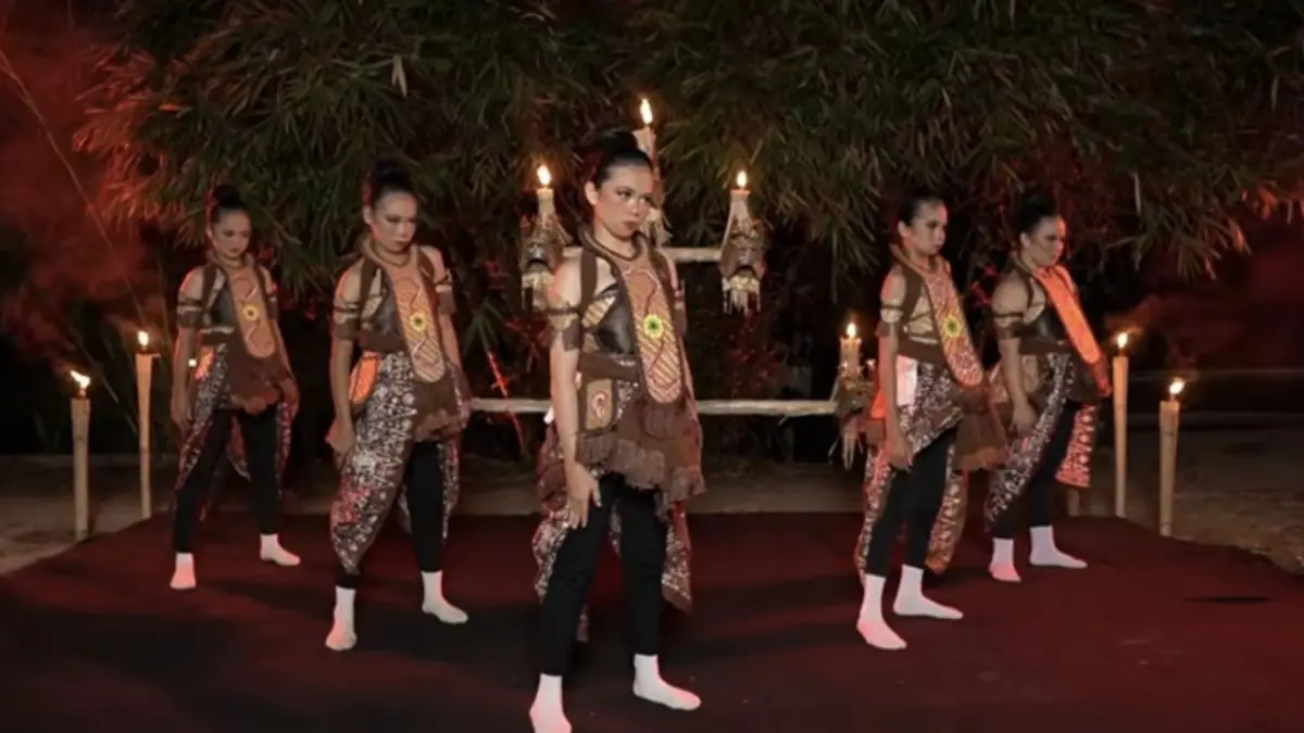 Masyarakat Papring meluncurkan Tari Gandrung Sekar Jajang di Cakanca Kopi, Kalipuro, Banyuwangi. (Tangkapan layar YouTube Kampung Papring)