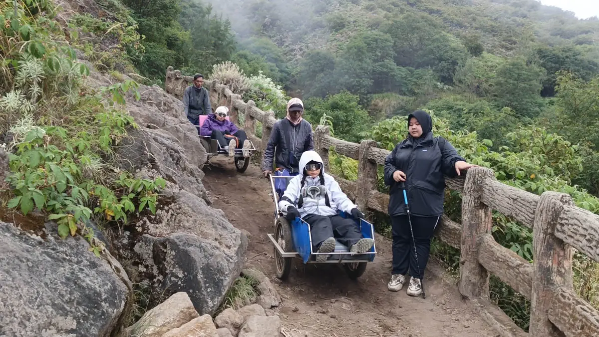 Ojek troli sangat dibutuhkan wisatawan yang secara fisik tidak kuat mendaki puncak Ijen. Tarif dari loket menuju kawah Ijen dibanderol Rp 1 juta, sedangkan turunnya Rp 500 ribu. (Ksatria Raya/Radar Banyuwangi)
