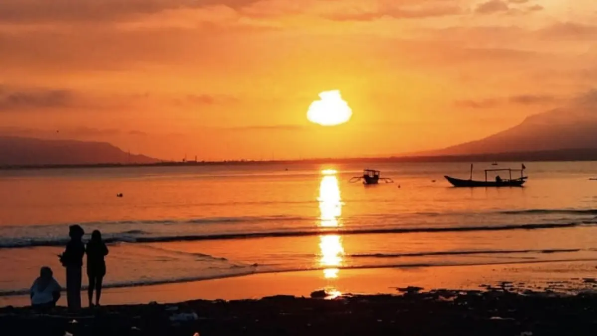 Panorama matahari terbit di Pantai Seranite, Banyuwangi. (Balquiesse untuk Radar Banyuwangi)