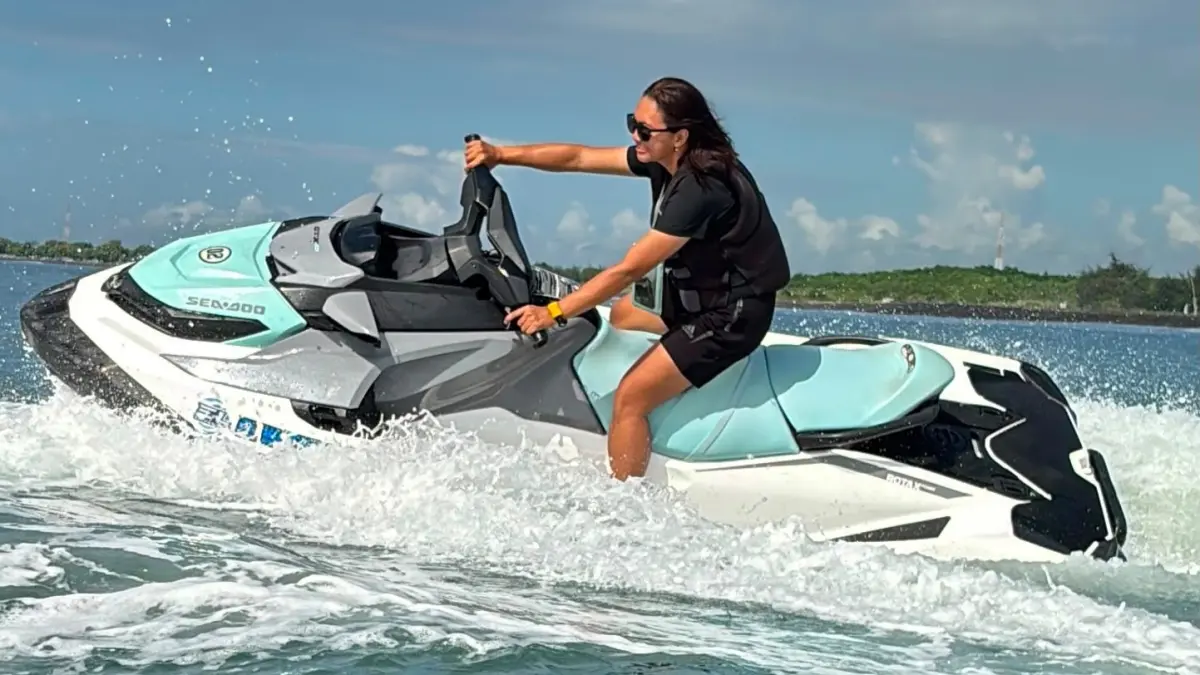 Pantai Boom Banyuwangi menghadirkan pengalaman water sport modern. (Chelsea untuk Radar Banyuwangi)