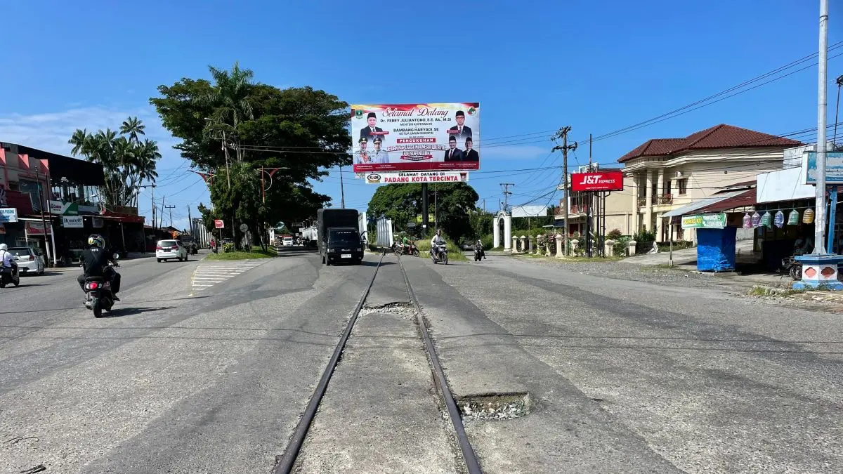 PT KAI Divre II Sumatera Barat meminta maaf atas kondisi perlintasan sebidang Lubuk Buaya yang licin saat hujan. (Antara)
