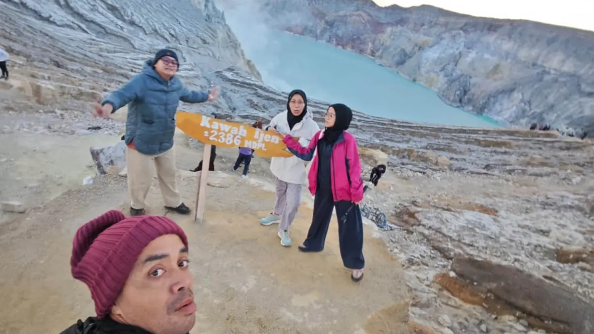 PUNCAK IJEN: Seorang tour guide asal Banyuwangi, Saiful, mengawal wisatawan di dekat Kawah Ijen. (Saiful for Radar Banyuwangi)
