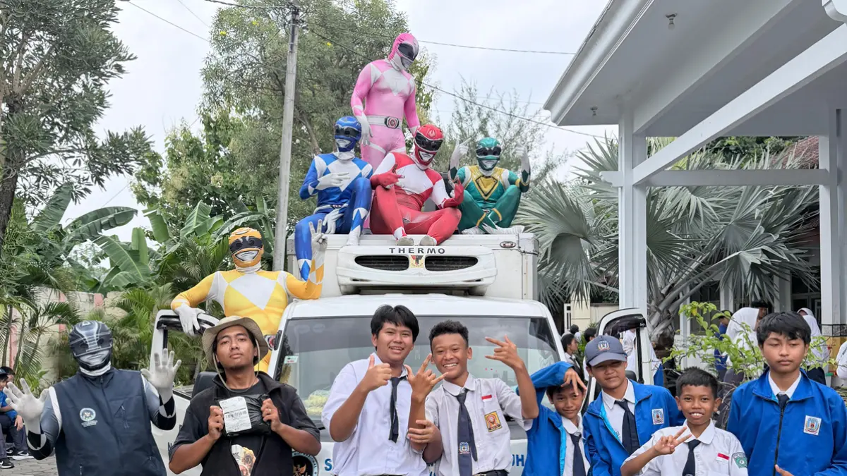 Siswa SMPN 2 Banyuwangi mengambil MBG dari Pegawai SPPG yang mengenakan kostum Power Rangers pada akhir Januari lalu (26/1). (Dok. Radar Banyuwangi)