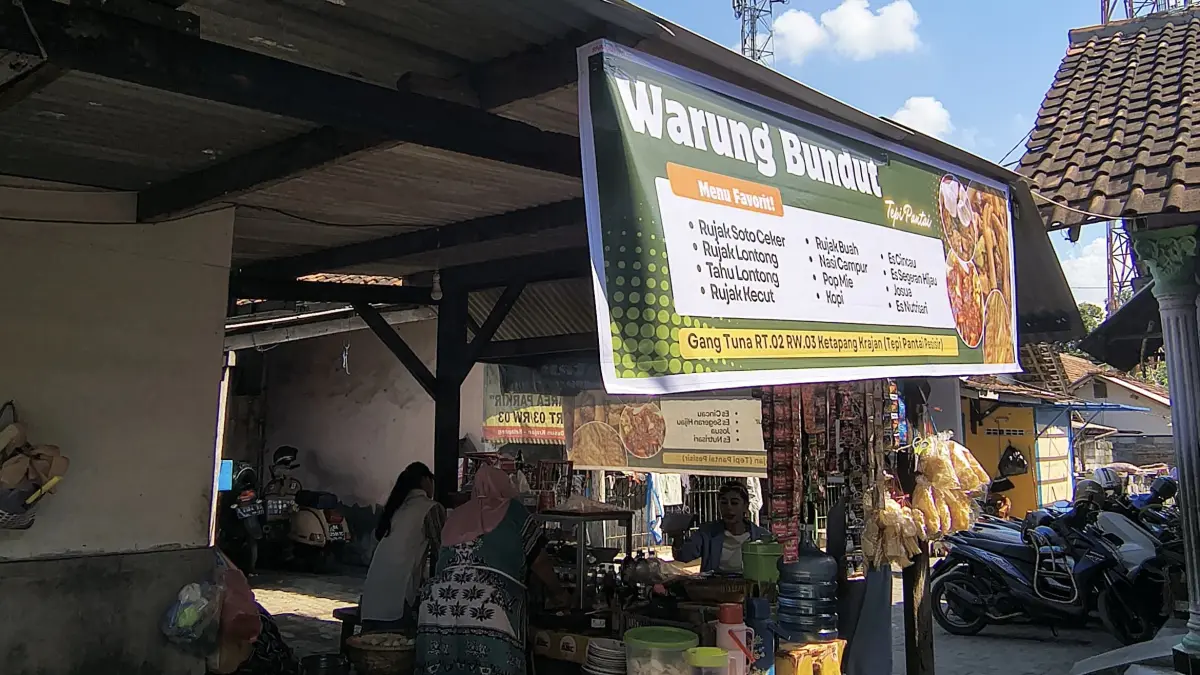 Warung Rujak Bu Ndut di Desa Ketapang, Kalipuro, Banyuwangi. (Shinta untuk Radar Banyuwangi)