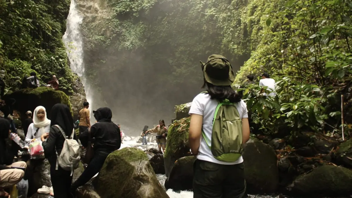 Wisatawan menikmati air terjun Jagir. (Rahma untuk Radar Banyuwangi)