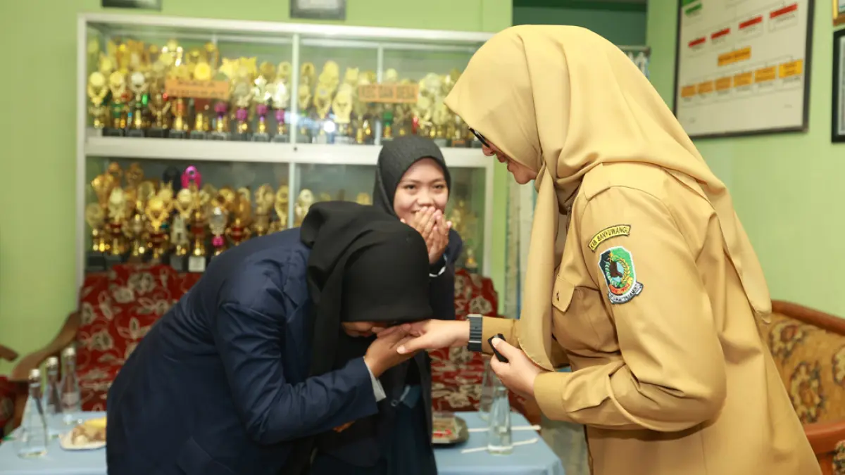 BERSALAMAN: Bupati Ipuk saat bertemu lulusan program beasiswa Banyuwangi Cerdas beberapa waktu lalu. (Dok Radar Banyuwangi)