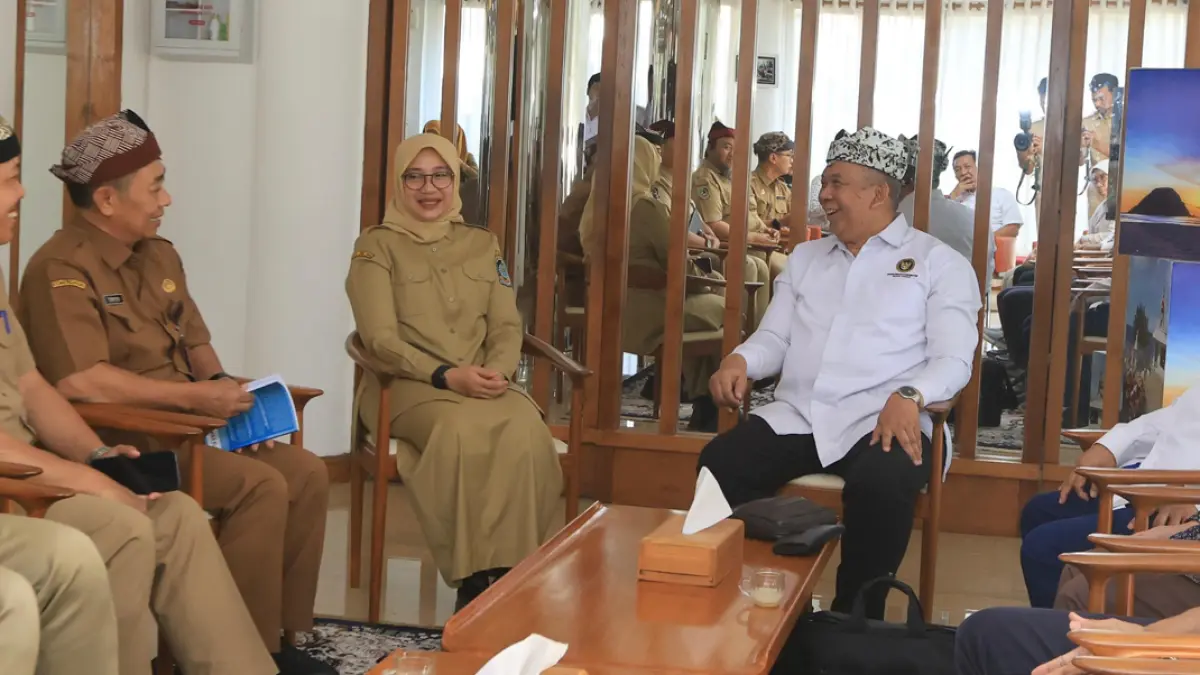 Bupati Ipuk bertemu langsung dengan Staf Ahli Menko Bidang Ekonomi Maritim Kemenko Pangan Sugeng Santoso di Lounge Pelayanan Publik Kantor Pemkab Banyuwangi Senin (6/7). (Humas Pemkab Banyuwangi)