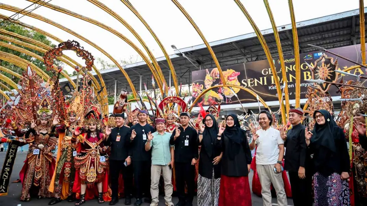 Bupati Ipuk didampingi kepala SKPD dan pengurus Dewan Kesenian Blambangan (DKB) menyaksikan penampilan talent BEC dalam penilaian kostum di lorong bamboo depan Gesibu Blambangan, Selasa sore (7/7). (Ramada Kusuma/Radar Banyuwangi)