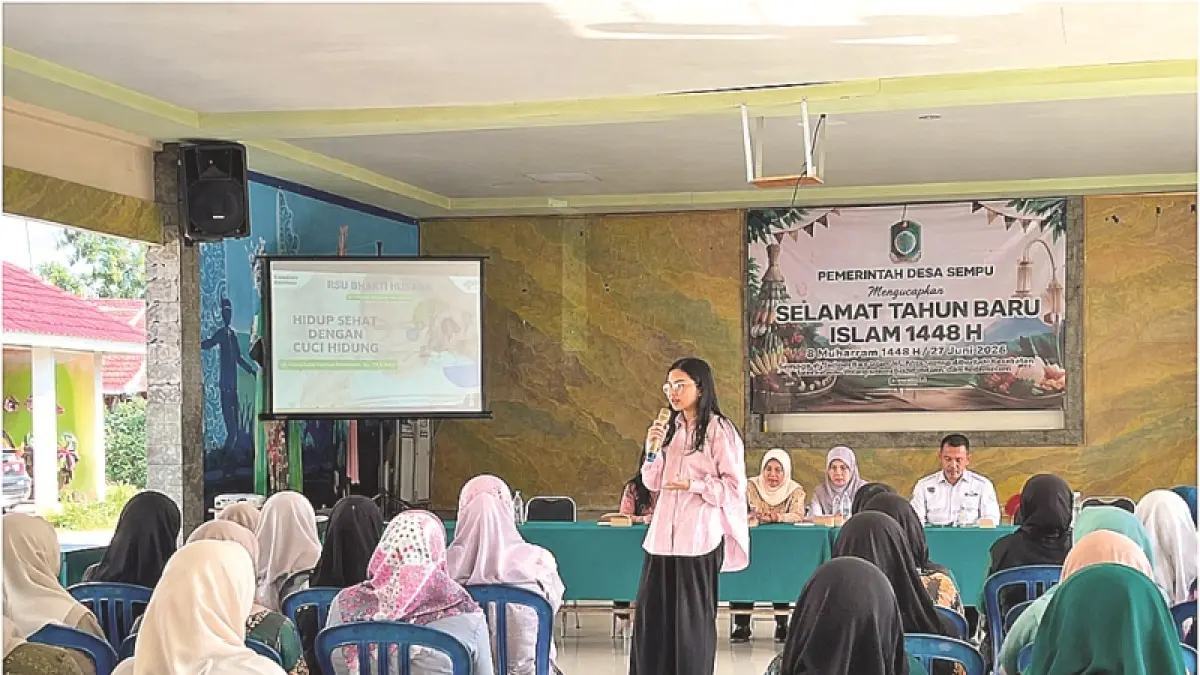 EDUKATIF : Dokter spesialis THT RSU Bhakti Husada dr Idama Asido Rohana Simanjuntak SpTHT BKL memberikan edukasi kepada masyarakat di kantor desa Sempu.(RSU Bhakti Husada untuk Raba)