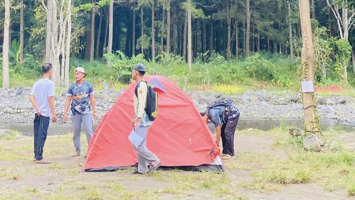Gerbang Raung di Desa Jambewangi, Sempu, Banyuwangi, menjadi destinasi favorit akhir pekan. (Desi untuk Radar Banyuwangi)