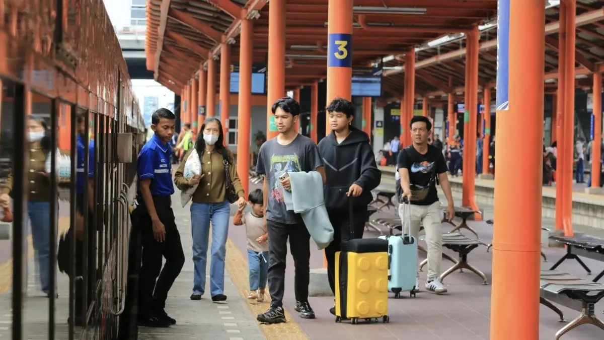 KAI Daop 1 Jakarta mencatat 2,26 juta penumpang di Stasiun Bekasi, Cikarang, Karawang, dan Cikampek selama Semester I 2026. (Antara)