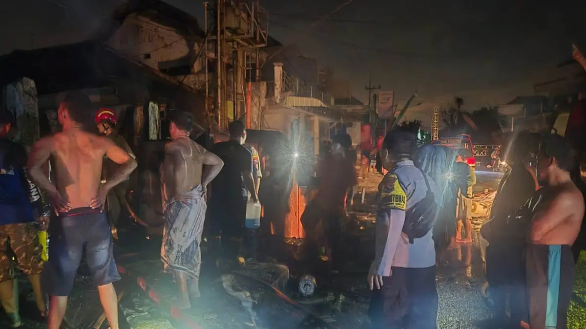 PADAMKAN API: Rumah dsn warung warga Desa Kedungrejo, Kecamatan Muncar hangus dilalap si jago merah, Senin (7/7) dini hari. (Heri Siswanto for Radar Banyuwangi)