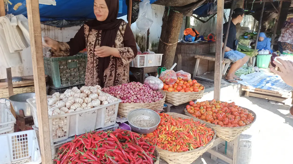 Pedagang aneka bumbu masakan melayani pembeli di Pasar Banyuwangi beberapahari lalu. (Dok. Radar Banyuwangi)