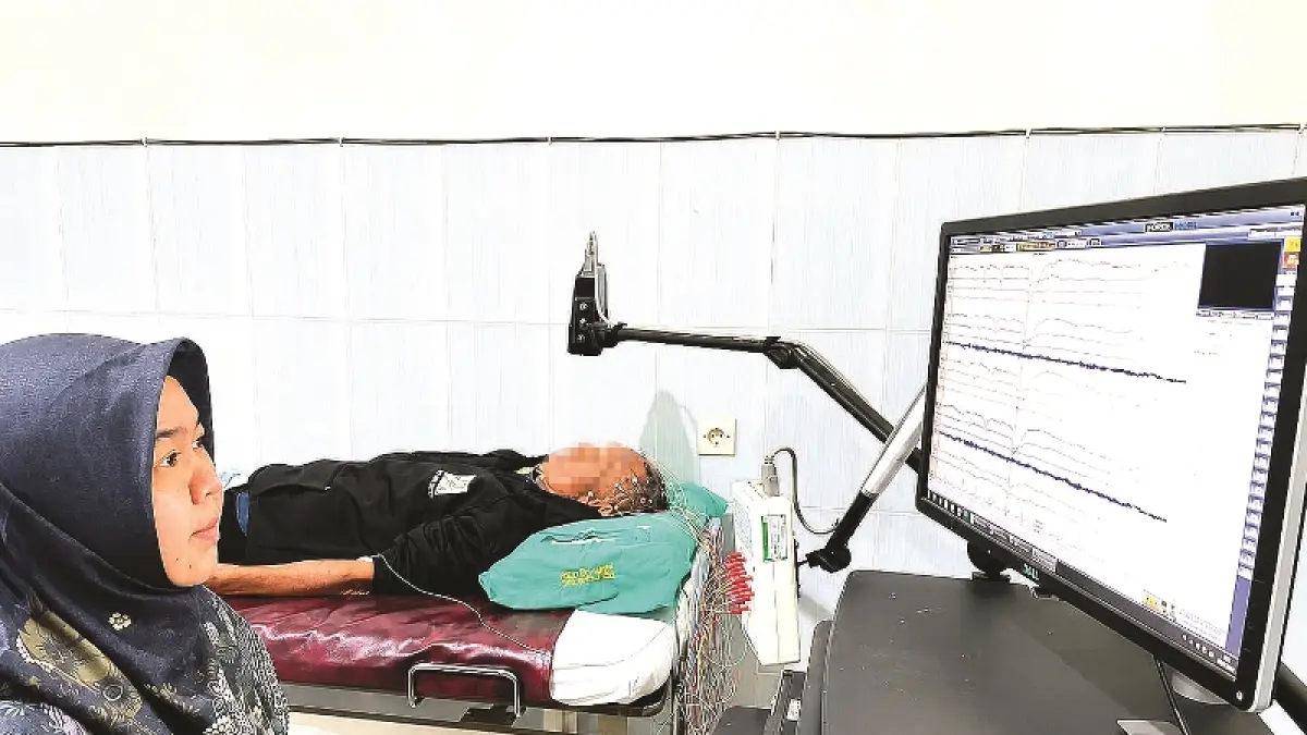 PEMERIKSAAN: Pasien memanfaatkan layuanan Elektroensefalografi (EEG) di RSUD Genteng.(RSUD Genteng untuk Raba)