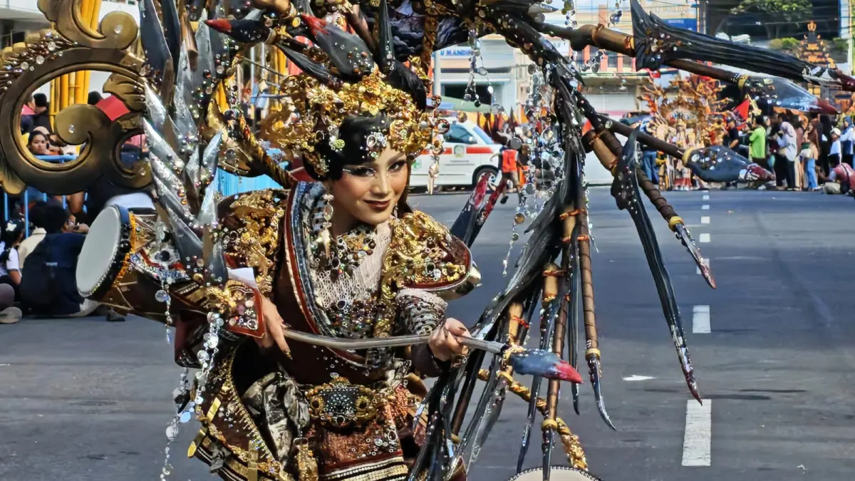 Peserta BEC 2026, Salsabila April Yasmin, pamerkan kostum di hadapan para juri saat penilaian di lorong bambu Gesibu Blambangan, Selasa (7/7/2026). (Lugas Rumpakaadi/Radar Banyuwangi)