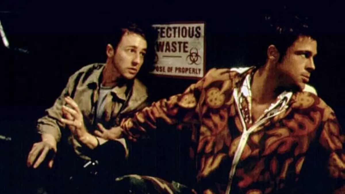 Potret ikonik Edward Norton dan Brad Pitt dalam film Fight Club. (IMDb)