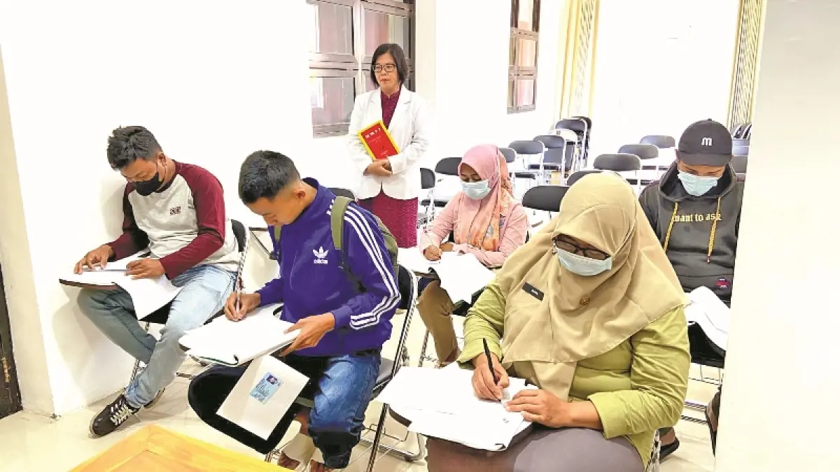 PROFESIONAL: Dokter Agustina Sjenny Sp KJ mendampingi peserta saat melaksanakan tes MMPI di Poli Psikiatri RSUD Blambangan.(Putri RS Blambangan untuk Raba)