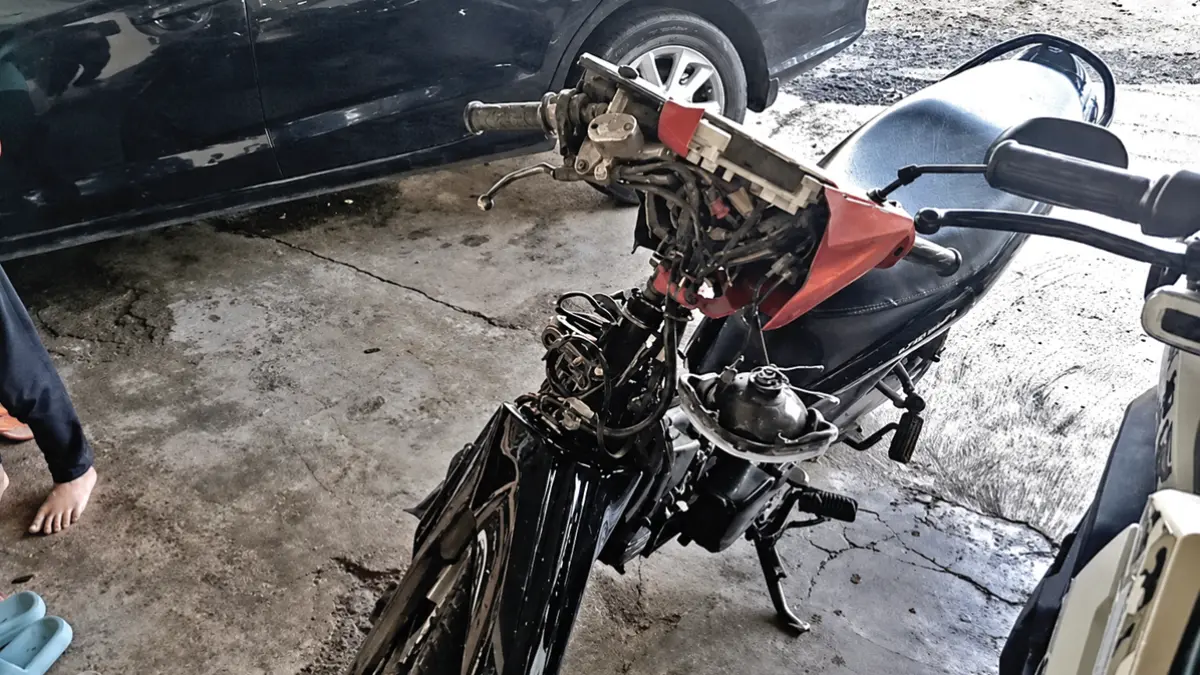 RUSAK BERAT: Sepeda motor Yamaha Vega yang terlibat kecelakaan di jalan raya Desa Blambangan, Kecamatan Muncar Selasa (7/7). (Eko Priyanto for Radar Banyuwangi)