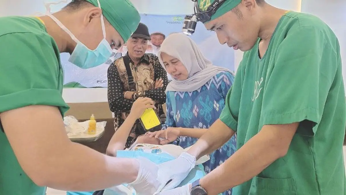 SENIOR BERPENGALAMAN: Tim RS Al Huda memberikan layanan sunat massal kerja sama dengan PT Pegadaian Cabang Genteng.(RS Al Huda untuk Raba)