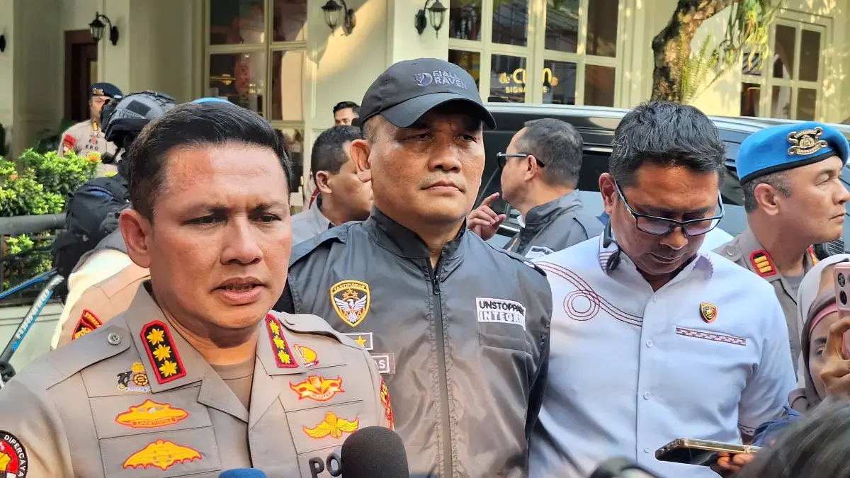 Berturut-turut dari kiri Kabid Humas Polda Metro Jaya Kombes Pol Budhi Hermanto, Kepala Kortas Tipikor Polri Irjen Pol Totok Suharyanto, dan Dirreskrimsus Polda Metro Jaya Kombes Pol Victor Dean Mackbon. (Sabik Aji Taufan/JawaPos.com)