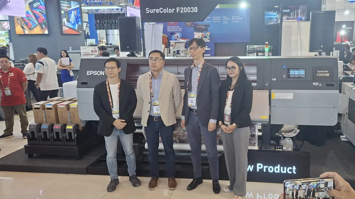 Epson meluncurkan SureColor SC-F20030 pada Surabaya Printing Expo 2026. (Istimewa)