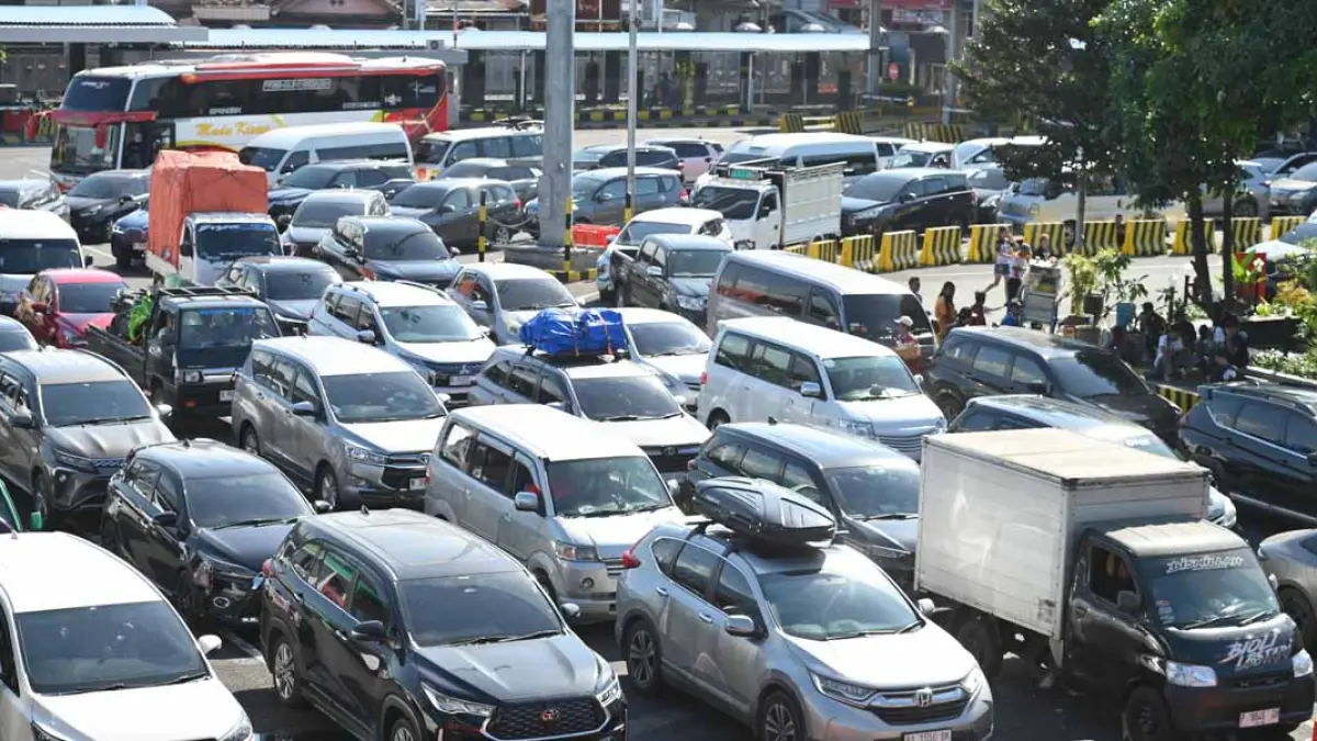 Jumlah penumpang di lintasan Ketapang-Gilimanuk meningkat 0,95 persen selama liburan sekolah. Sedangkan jumlah kendaraan naik 3,87 persen dibanding periode yang sama sebelumnya. (Ramada Kusuma/Radar Banyuwangi)