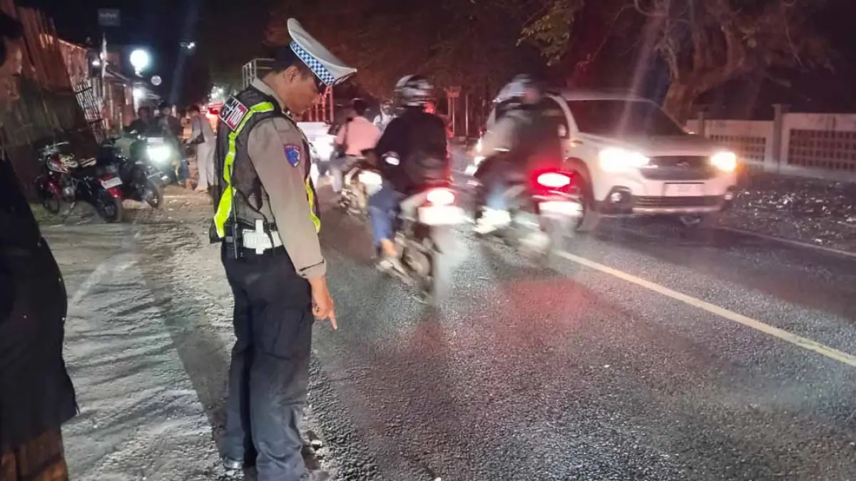 KORBAN LUKA-LUKA: Anggota Lantas Polsek Rogojampi olah TKP di Jalan Raya Desa Kedaleman, Kecamatan Rogojampi pada Selasa malam (7/7). (Gatot for Radar Banyuwangi)