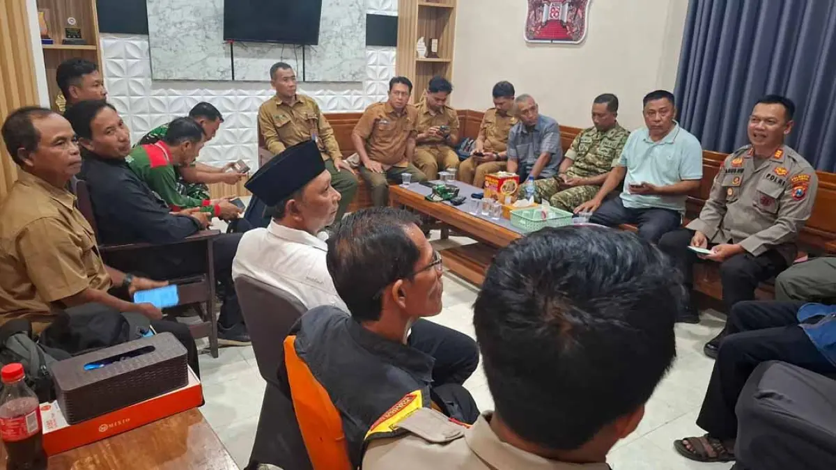 MEDIASI: Para pihak yang terlibat konflik sengketa lahan garapan di kawasan Kampung Baru Lampon, Dusun Ringinsari, Desa/Kecamatan Pesanggaran  dimediasi di Kantor Camat Pesanggaran, Selasa malam (7/7). (Aiptu Heru for Radar Banyuwangi)