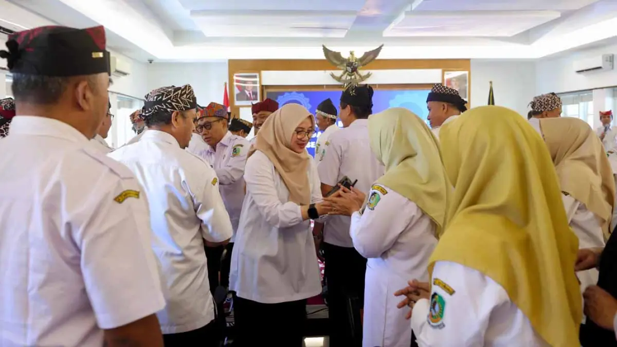MUTASI: Bupati Ipuk Fiestiandani menyalami para kepala SMP yang ditugaskan di tempat baru usai penyerahan SK di kantor Pemkab Banyuwangi, Rabu (8/7). (Humas Pemkab Banyuwangi)