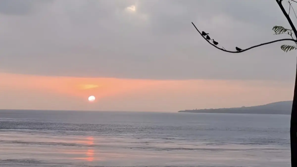 Panorama sunrise di Pantai Watudodol Banyuwangi. (Balquisse untuk Radar Banyuwangi)