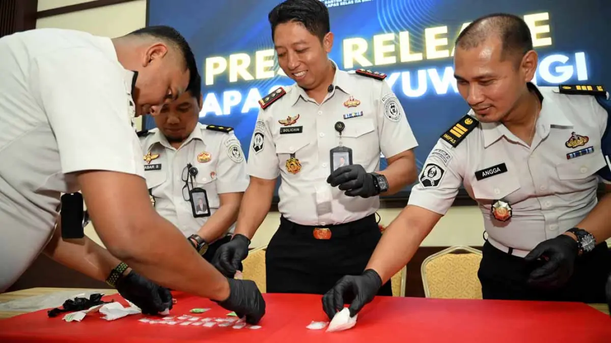 Petugas Lapas Banyuwangi memeriksa sabu-sabu dan ineks yang diambil seorang narapidana berinisial IF di branggang Lapas Banyuwangi, Senin (6/7). (Ramada Kusuma/Radar Banyuwangi)