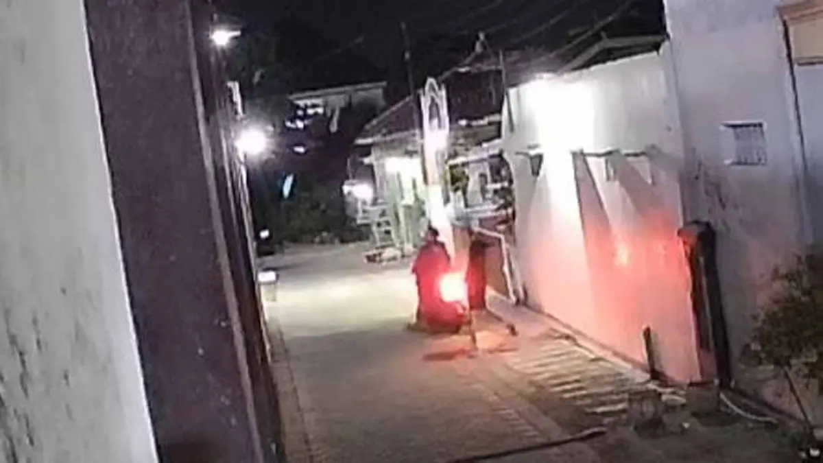 TEREKAM CCTV: Dua orang tak dikenal yang berada di luar tembok Lapas melemparkan bungkusan yang diduga berisi narkoba ke dalam Lapas Banyuwangi.  (TANGKAPAN LAYAR CCTV)