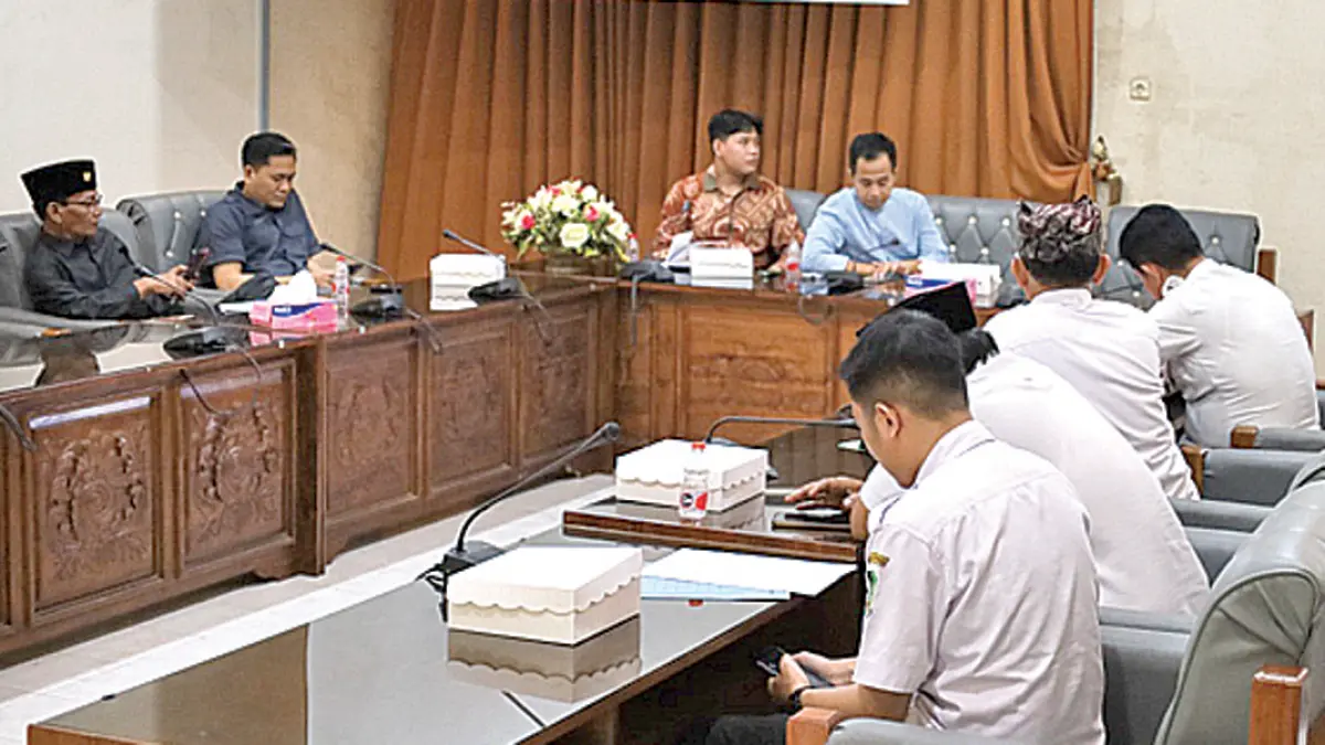 BAHAS PRODUK HUKUM: Pimpinan dan anggota Pansus Raperda RPIK menggelar rapat bersama pihak eksekutif di kantor DPRD Banyuwangi. (Humas DPRD Banyuwangi)