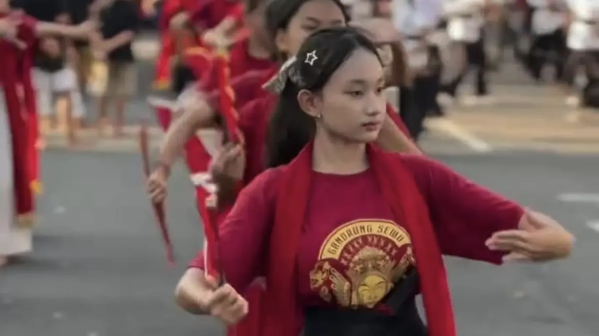 BEC 2026 menyatukan penari sanggar dan talent kostum dalam latihan massal di Taman Blambangan. (Instagram/banyuwangiethnocarnival.id)