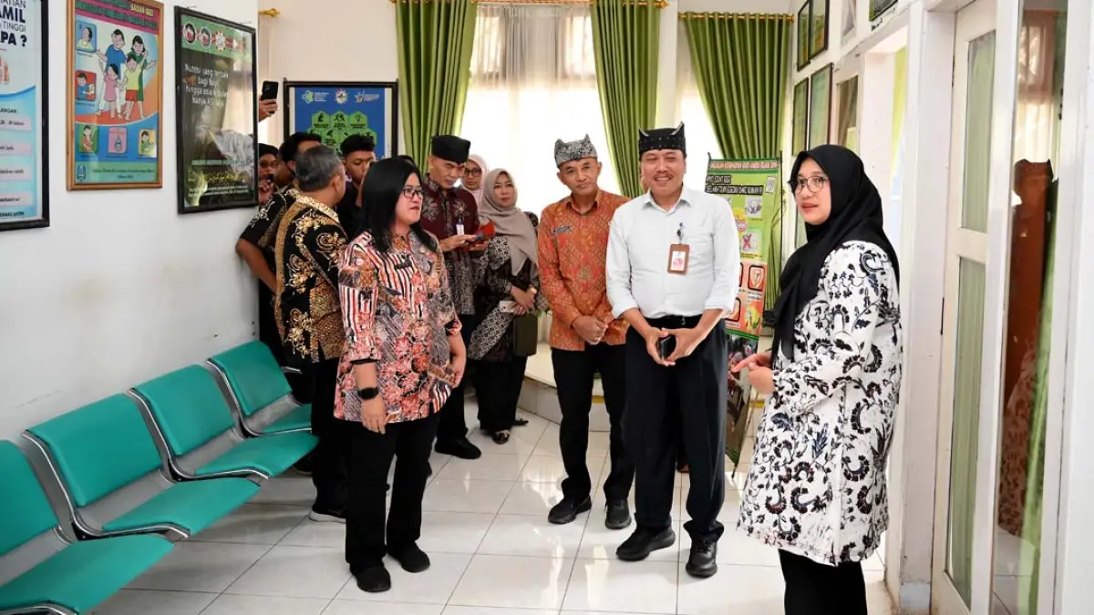 Bupati Ipuk Fiestiandani didampingi Kepala Dinkes Amir Hidayat meninjau Puskesmas Licin, Kamis (9/7). (Ramada Kusuma/Radar Banyuwangi)