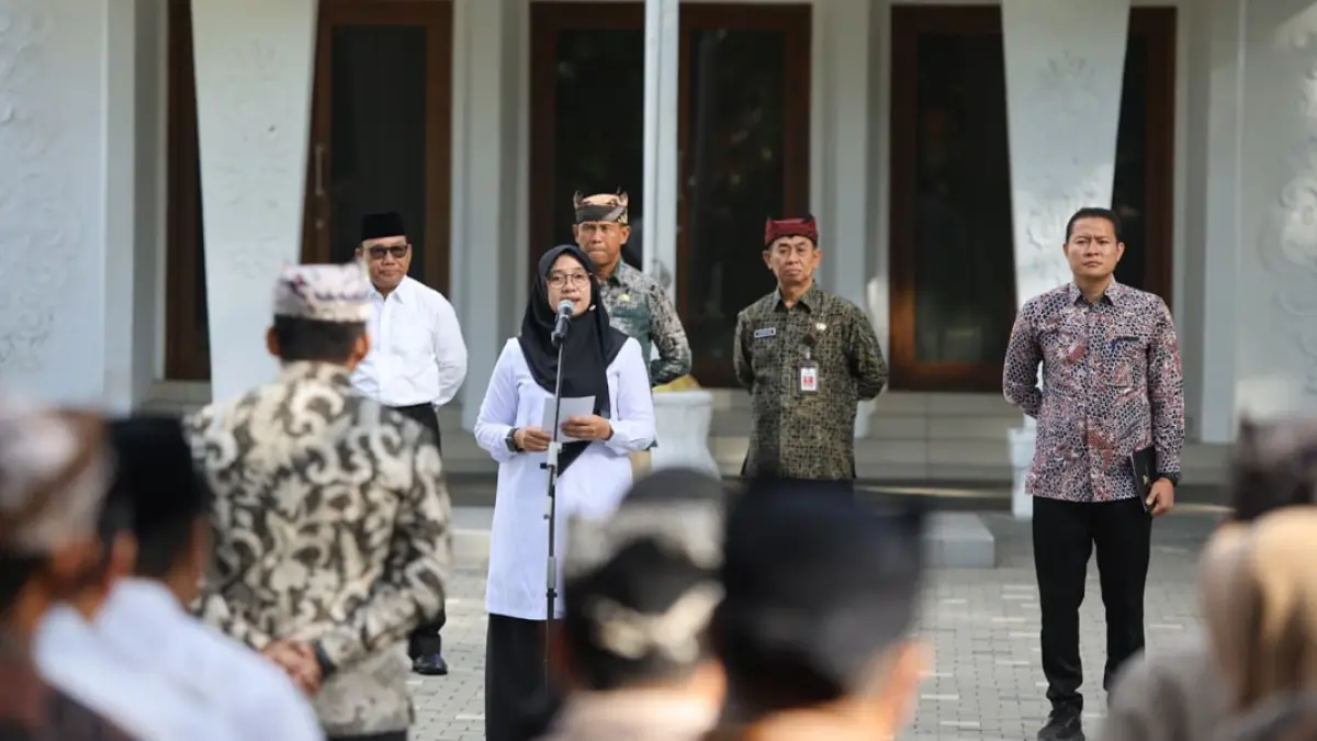 Bupati Ipuk Fiestiandani saat memimpin apel pagi di halaman kantor Pemkab Banyuwangi, Kamis (9/7). (Humas Pemkab Banyuwangi)