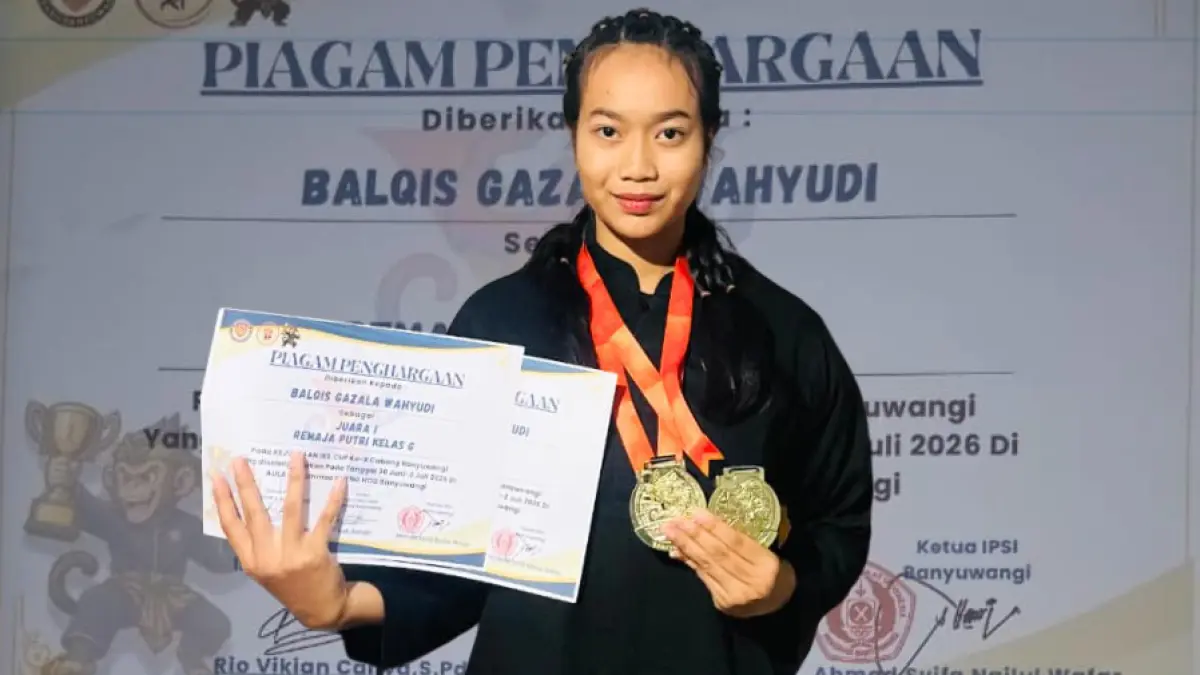 DUA MEDALI : Balqis Gazala Wahyudi siswa kelas XI berhasil meraih juara 1 kategori remaja putri kelas C dan juara 1 kategori seni tunggal pada ajang IKS Cup X Banyuwangi (SmagiTV untuk RadarBanyuwangi.id)
