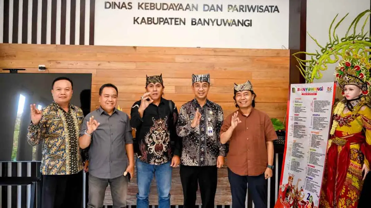 Humas Ikawangi Penajam Paser Utara Roni Andreanto (tengah) usai bertemu dengan pengurus DKB dan Plt Kepala Disbudpar Banyuwangi di kantor Disbudpar Banyuwangi, Kamis (9/7). (Ramada Kusuma/Radar Banyuwangi)
