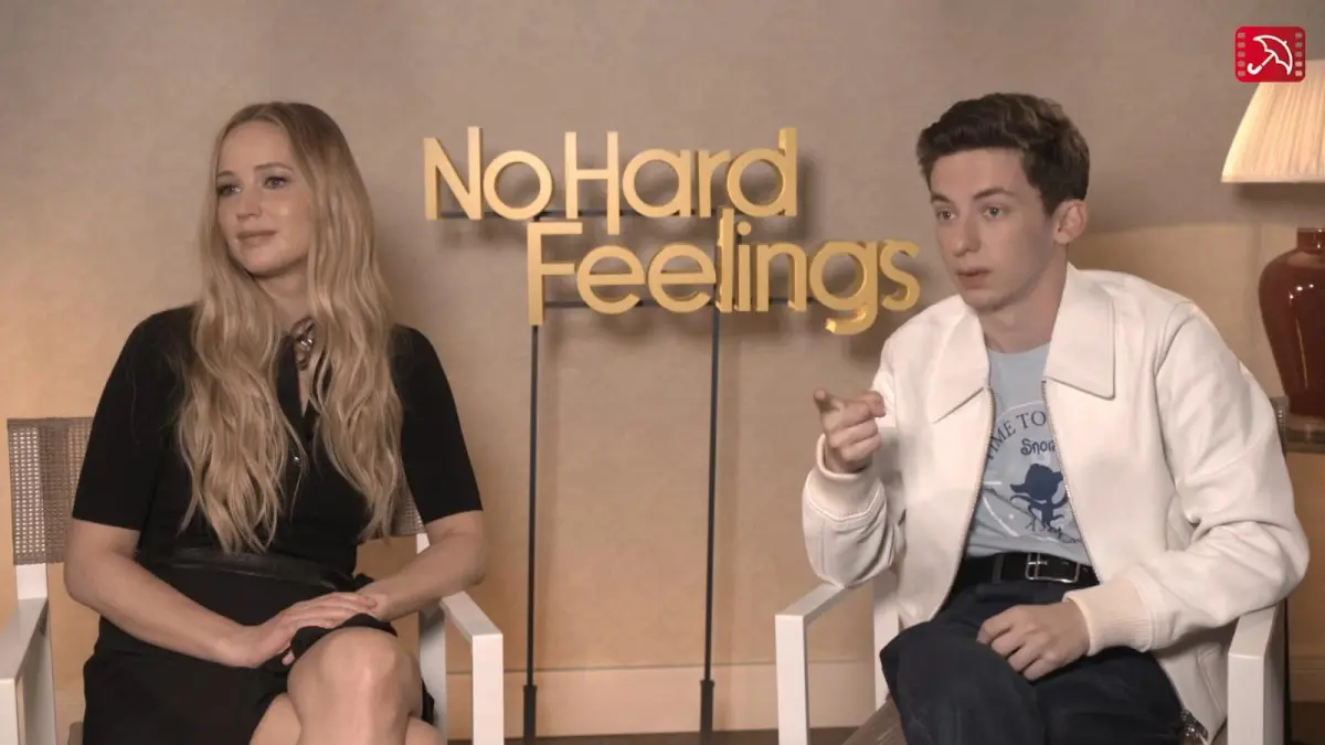 Jennifer Lawrence mengaku sempat khawatir karena suasana syuting No Hard Feelings terlalu dipenuhi tawa bersama Andrew Barth Feldman. (Tangkapan layar YouTube Movieweather)