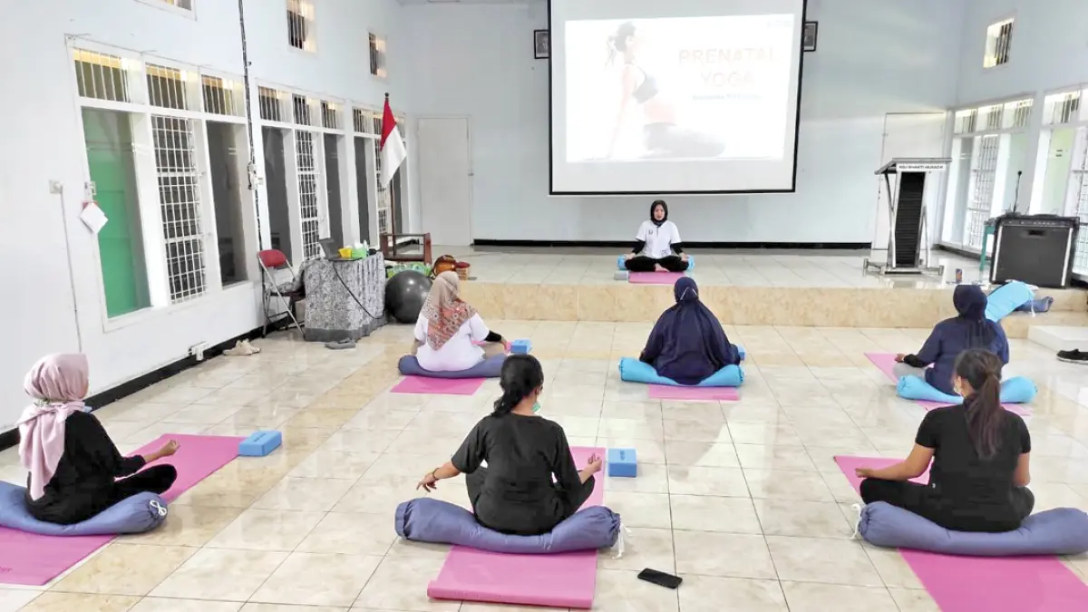 Kegiatan senam hamil prenatal yoga oleh bidan dan pasien hamil di RSU Bhakti Husada. (Istimewa)